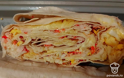 Рулет можете готовить с любыми начинками. Получается все очень быстро и вкусно.