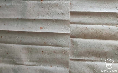 Лаваш разложите на ровную поверхность. 