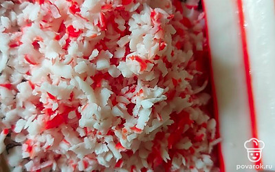 Крабовые палочки натрите на крупной терке.