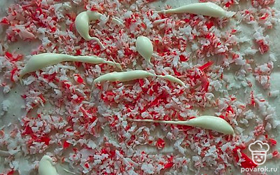 Разложите палочки на лаваш. Сверху смажьте майонезом. 