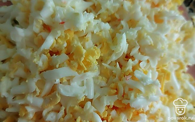 Яйца сварите и натрите на крупной терке.