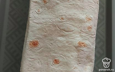 Сверните все в рулет и оставьте в холодильник на час.