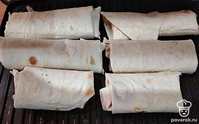 Пожарьте на гриле 3 минуты. 