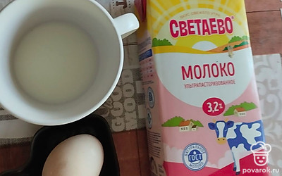 В молоко разбейте куриное яйцо. Добавьте соль, перец и хорошо взбейте.