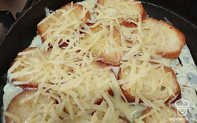 Залейте яично-молочной смесью. Присыпьте сверху натертым твердым сыром. Подержите на медленном огне еще 3 минуты. Блюдо готово.