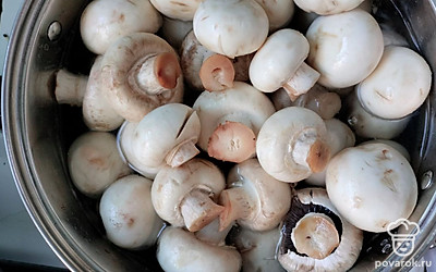 Грибы хорошо помойте. Отварите их в подсоленной воде (7 минут).
