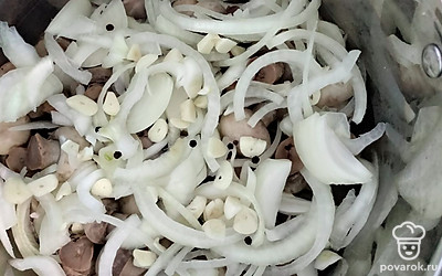 Нарежьте полукольцами лук, чеснок измельчите. Добавьте к грибам.