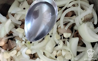 Влейте масло и уксус.