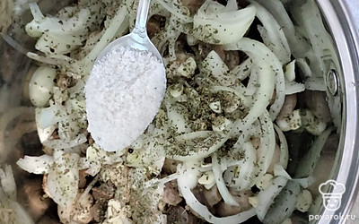 Затем добавьте соль, сахар и специи. Все тщательно перемешайте. 