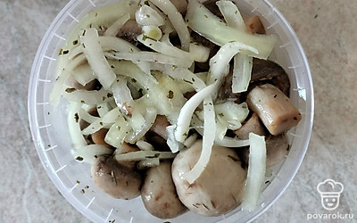 Накройте крышкой и отправьте на 8 часов в холодильник.