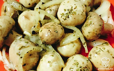 Маринованные шампиньоны с луком готовы. Приятного аппетита.
