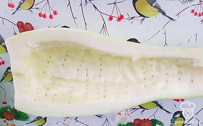 У кабачка вычистите семечки. Проткните овощ вилкой и посолите. 