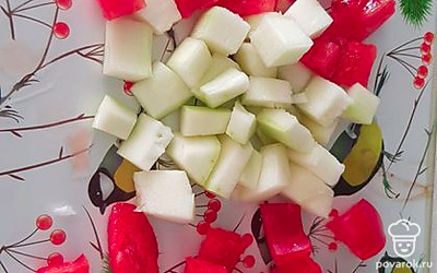 Нарежьте овощи кубиками: помидор, перец, кабачок.