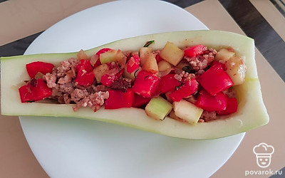 Фарш слегка обжарьте на растительном масле, посолите. Смешайте с овощами. По желанию, добавьте зелень.