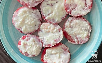 Разложите закуску на красивой тарелке. Приятного аппетита!