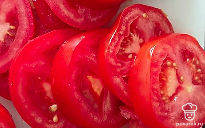 Нарежьте помидоры круглыми ломтиками.