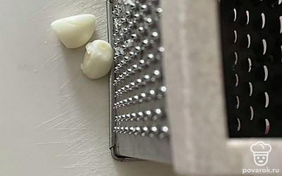 На терке натрите чеснок.