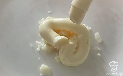 К мелко натертому чесноку добавьте майонез. Посолите и перемешайте.