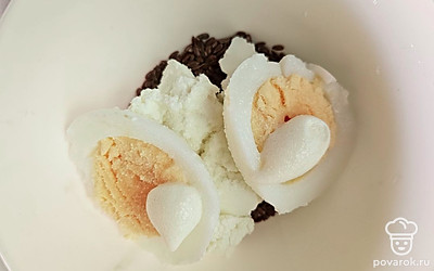 В емкости смешайте творожный сыр с семенами льна. Добавьте яйца и майонез. Посолите по вкусу и измельчите до однородной консистенции с помощью вилки. 