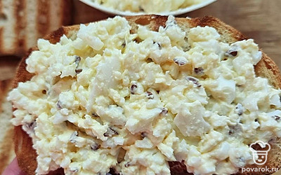 Хлеб пожарьте в гриле, тостере или на сковороде. Дайте немного остыть. Выложите начинку на хлеб. 