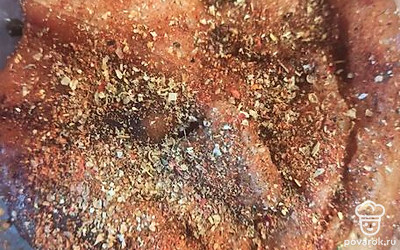 Выньте из рассола и выложите шкурки слоями. Пересыпьте специями: кориандром, перцем черным, сухой аджикой, приправой для мяса. 