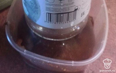 Поставьте блюдо под гнет в холодильник на сутки.