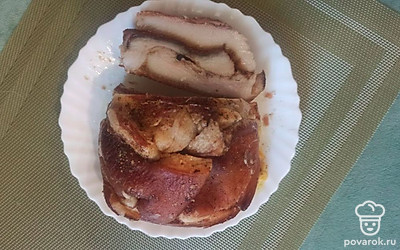 Разрежьте шкурки и наслаждайтесь вкусным рулетом. 