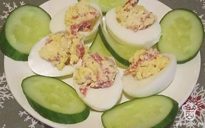 Наполните половинки яиц и подайте на стол. Приятного аппетита! 