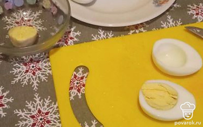 Яйца отварите, разрежьте вдоль и достаньте желток.