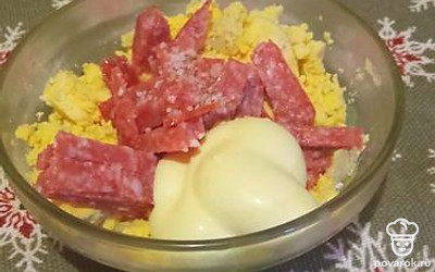 Смешайте желток, колбасу, майонез и посолите по вкусу.