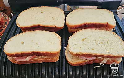 Выложите бутерброды в гриль, обжарьте до готовности (около 2-3 минут). 