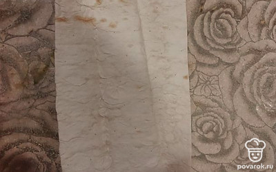 Лаваш разрежьте на полоски, чтобы потом в них можно было завернуть сосиску.