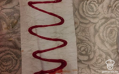 Смажьте лаваш кетчупом и на край положите сосиску.