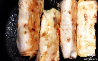 Обжаривайте рулет с лавашем с двух сторон, по 5 минут каждую.