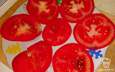 Помойте помидоры, нарежьте кольцами.