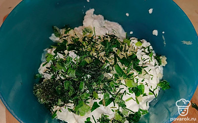 Мелко нарежьте зелень, посолите, перемешайте массу и выложите на помидоры.