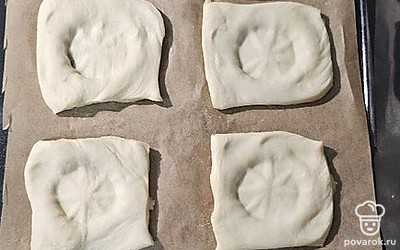 Нарежьте тесто на квадратики, сделайте углубление по центру. 