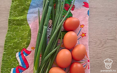Сначала приготовьте начинку. Отварите яйца. Варите 12 минут после закипания. Нарежьте лук.