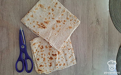 Возьмите тонкий лаваш, разложите его на столе. Приготовьте ножницы.