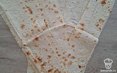 Нарежьте лаваш ножницами на полоски шириной 7 сантиметров.