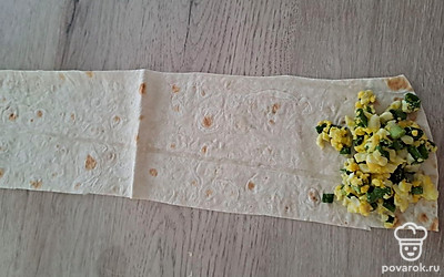 Выложите на каждую полоску по 1 столовой ложке начинки. 