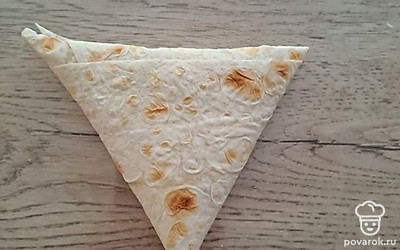 Сверните каждую полоску треугольником. 