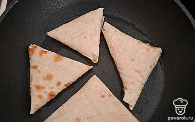 Обжаривайте с двух сторон на сковороде. Томите до золотистой корочки.