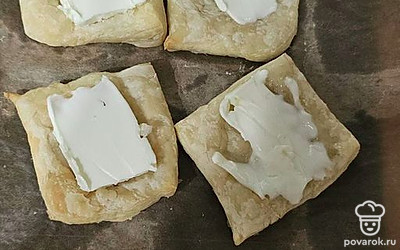 Смажьте творожным сыром.
