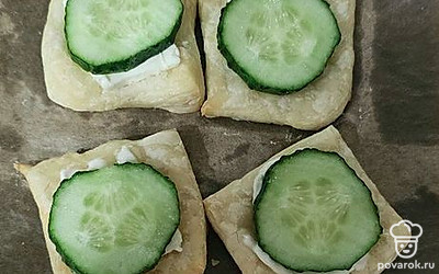 Нарежьте огурец кружочками. 