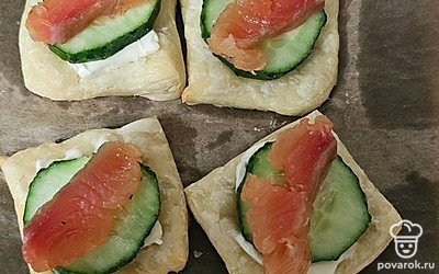 Выложите красную рыбу. 