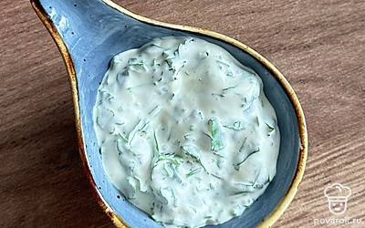 Для соуса смешайте рубленую зелень, сметану, майонез и чеснок.