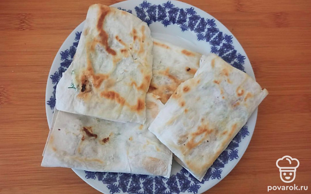 Конвертики из лаваша с колбасой, сыром и зеленью — Рецепт с фото