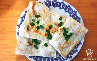 Подавайте порционно, украсив свежим зеленым луком.