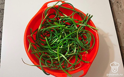 Чесночные стрелки промойте под проточной водой и просушите. 